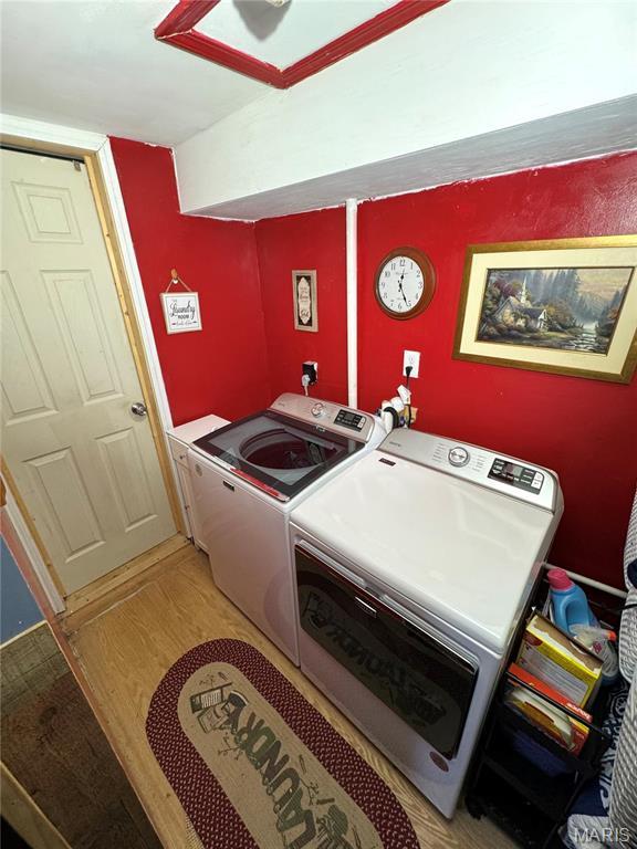 619 Frankford Rd, Louisiana, MO 63353 - laundry area featuring separate washer and dryer and light wood-style flooring