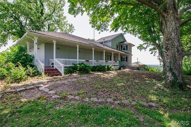 634 N 200th St, Vandalia, IL 62471 - farmhouse-style home with covered porch