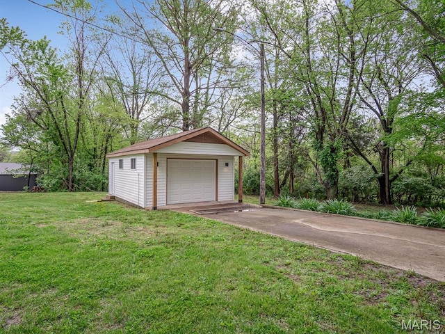 detached garage featuring concrete driveway