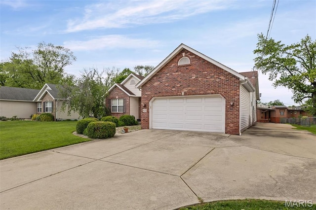 view of front facade featuring brick siding, driveway, a garage, and a front yard