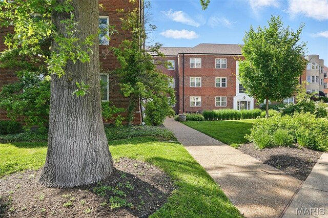 923 S Hanley Rd Unit A, Saint Louis, MO 63105 - view of property's community featuring a yard