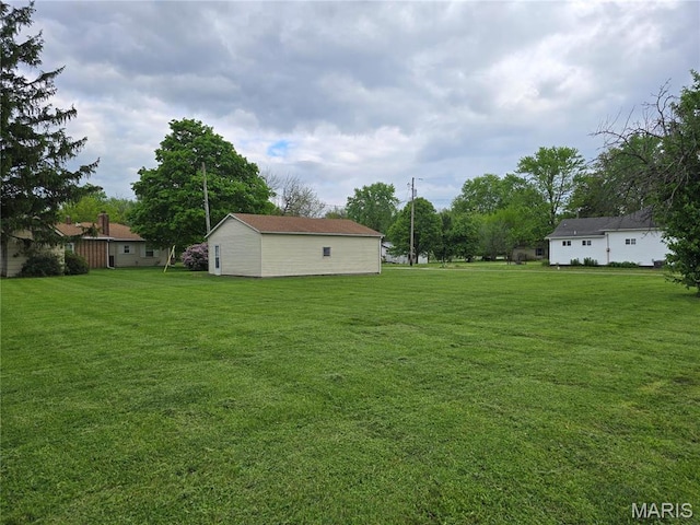 view of green lawn