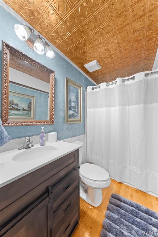 235 River Bluff Ct, Troy, MO 63379 - full bath featuring an ornate ceiling, wood finished floors, toilet, vanity, and a shower with curtain