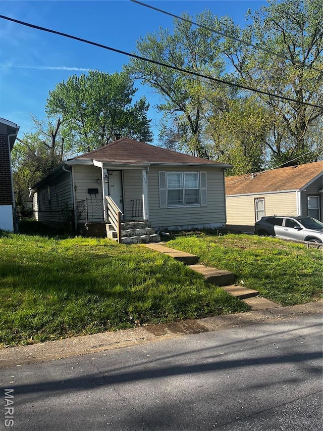 122 Fermo Ave, Ferguson, MO 63135 - view of front facade featuring a front yard