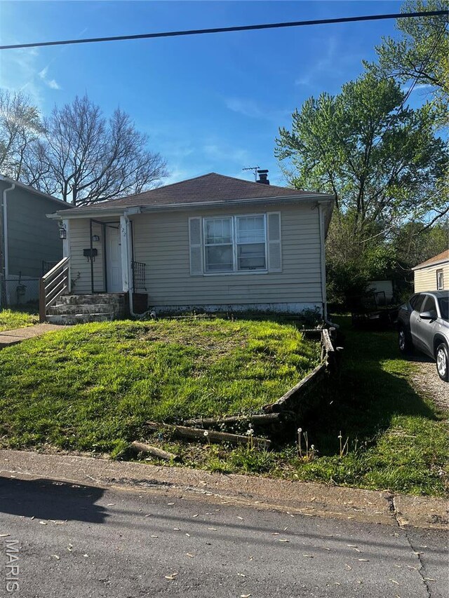 122 Fermo Ave, Ferguson, MO 63135 - bungalow-style home featuring a front yard