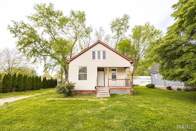 47 W Poplar St, Mascoutah, IL 62258 - bungalow with covered porch and a front lawn