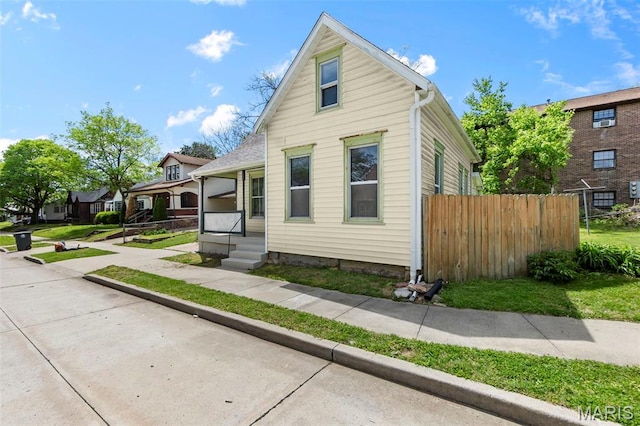 63 N Hanover St, Cape Girardeau, MO 63701 - bungalow-style house with fence and covered porch