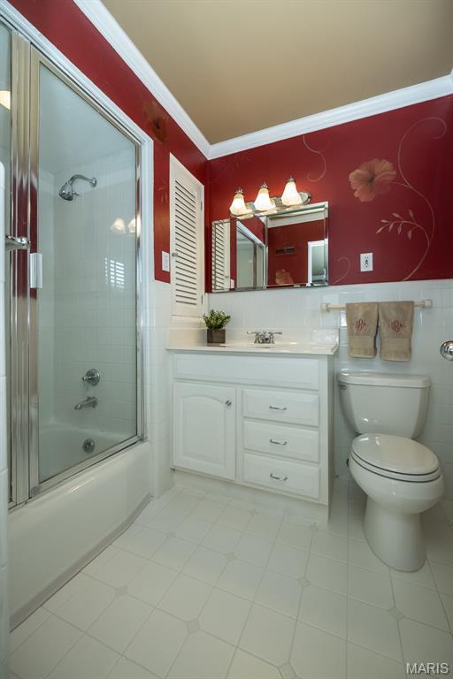 15 York Hills Dr, Saint Louis, MO 63144 - bathroom with crown molding, toilet, vanity, and enclosed tub / shower combo
