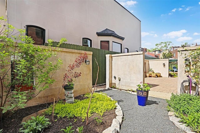 1201 Dolman St, Saint Louis, MO 63104 - view of side of property with stucco siding