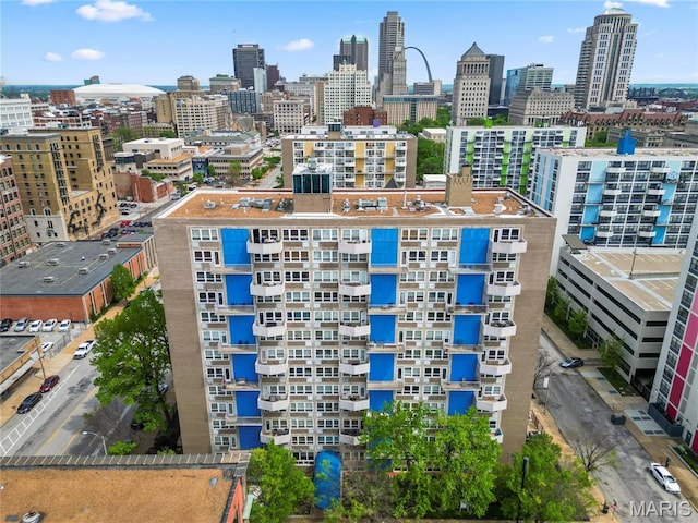 drone / aerial view of a skyline view and apartment complex