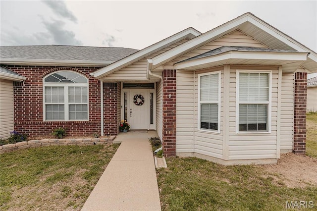 140 Vernon St, Saint Robert, MO 65584 - view of front of property featuring brick siding, a front lawn, and a shingled roof