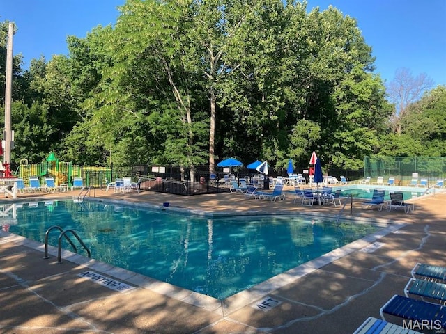889 Almond Hill Ct, Manchester, MO 63021 - community pool with fence and a patio area