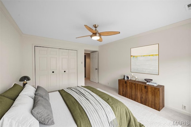 303 N Meramec Ave Unit 202, Saint Louis, MO 63105 - carpeted bedroom featuring ornamental molding, a closet, and ceiling fan