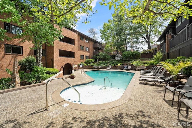 303 N Meramec Ave Unit 202, Saint Louis, MO 63105 - community pool with a patio area