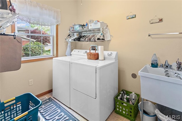1302 Walnut St, Jerseyville, IL 62052 - laundry room featuring washing machine and dryer and baseboards
