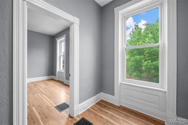 2148 Oregon Ave, Saint Louis, MO 63104 - entryway featuring light wood-style floors and baseboards