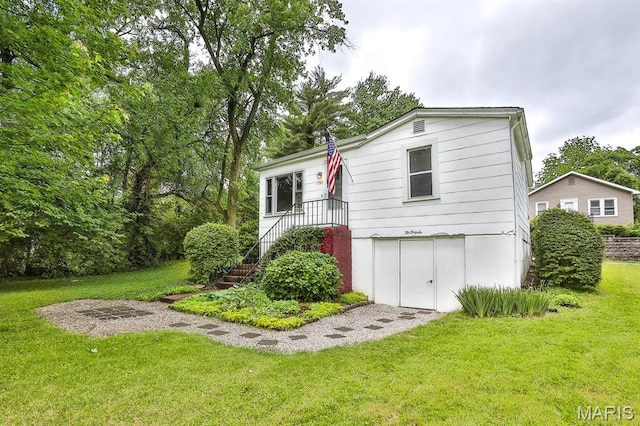 1046 Marshall Ave, Saint Louis, MO 63119 - view of front of home with a front lawn