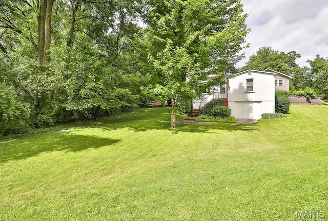 1046 Marshall Ave, Saint Louis, MO 63119 - view of green lawn featuring stairs