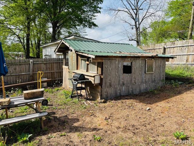206 1st St, Steelville, MO 65565 - view of outdoor structure featuring a fenced backyard