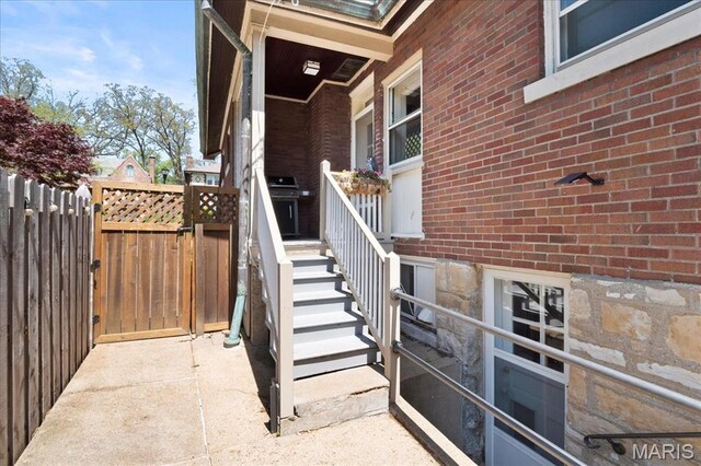 7440 Kingsbury Blvd, Saint Louis, MO 63130 - entrance to property featuring brick siding and fence