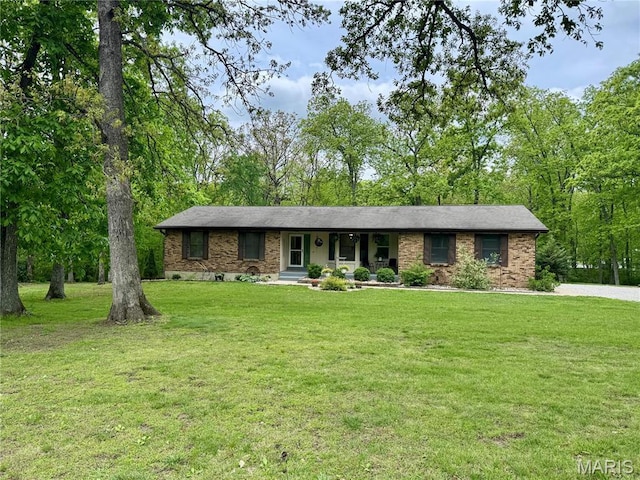 ranch-style home featuring covered porch, a front lawn, and brick siding
