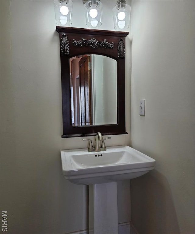 bathroom featuring a sink