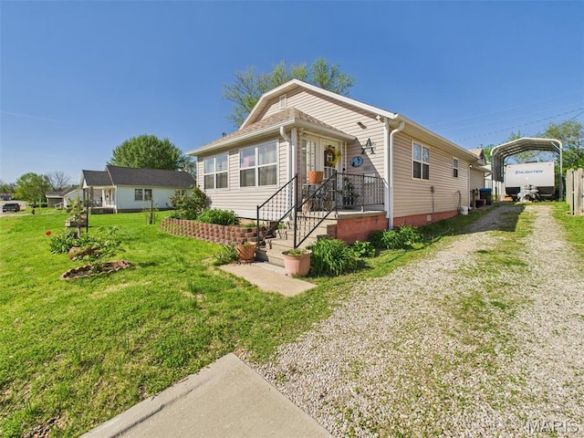 462 Harrison St, Lebanon, MO 65536 - view of front facade featuring a carport, driveway, and a front lawn