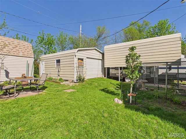 462 Harrison St, Lebanon, MO 65536 - view of yard featuring an outdoor structure