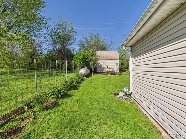 462 Harrison St, Lebanon, MO 65536 - view of yard with an outdoor structure