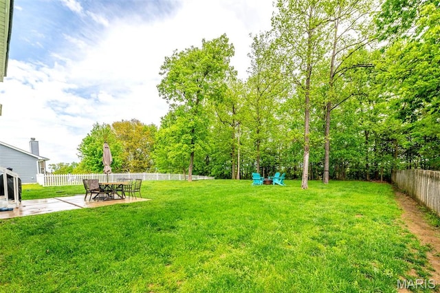 904 Indian Rock Ct, Wentzville, MO 63385 - view of yard featuring a patio