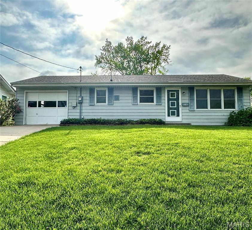 409 Crestview Dr, Union, MO 63084 - ranch-style house featuring an attached garage, a front lawn, and driveway