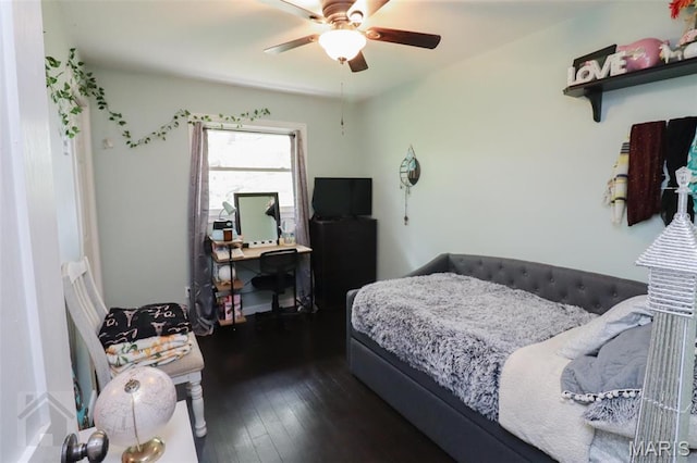 bedroom featuring dark wood-style flooring, an office area, and a ceiling fan