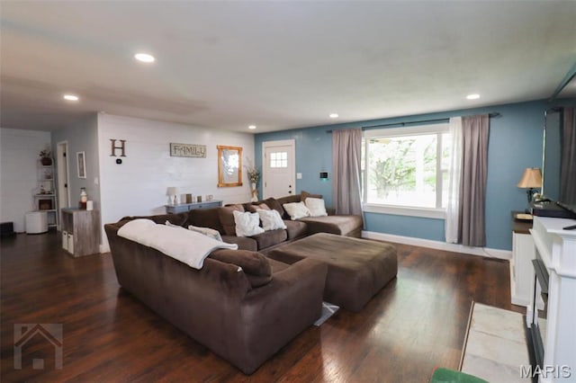 living area featuring recessed lighting, dark wood-style floors, and baseboards