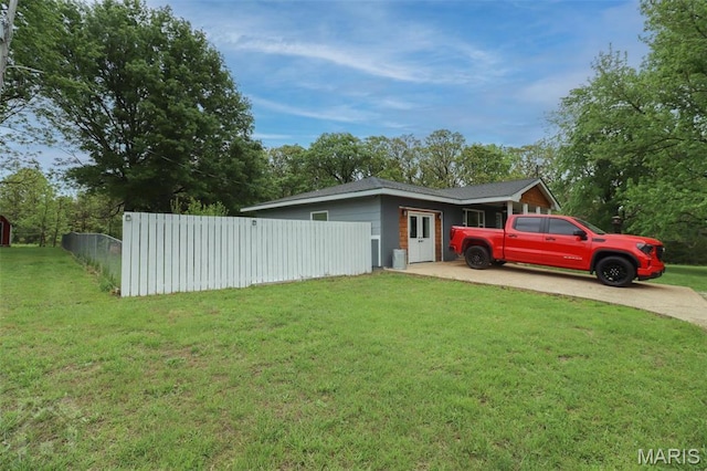 view of front of property featuring concrete driveway