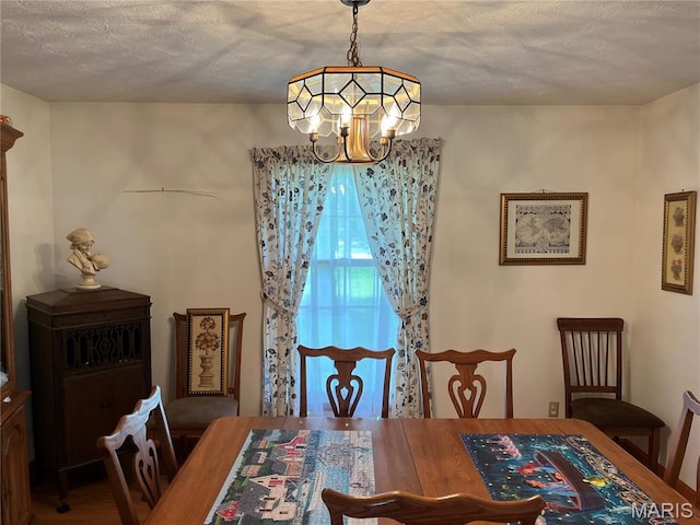 1235 S Hackman St, Staunton, IL 62088 - dining room featuring a chandelier and a textured ceiling