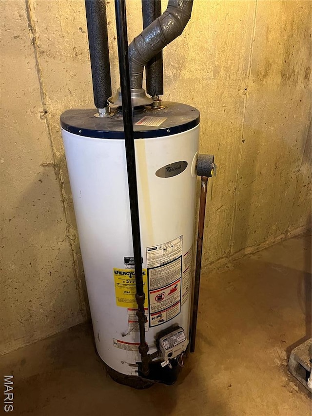 1235 S Hackman St, Staunton, IL 62088 - utility room featuring water heater