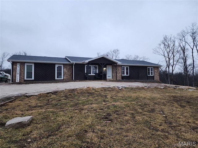 91 N Chantilly Rd, Winfield, MO 63389 - ranch-style home with a front yard