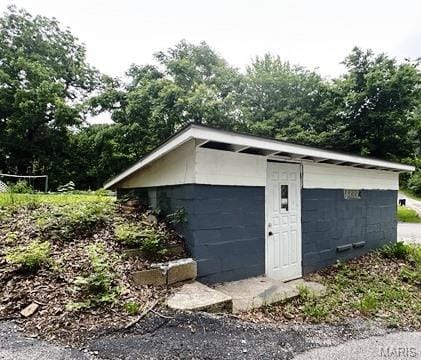 9909 Baltimore St, Belleville, IL 62223 - view of garage