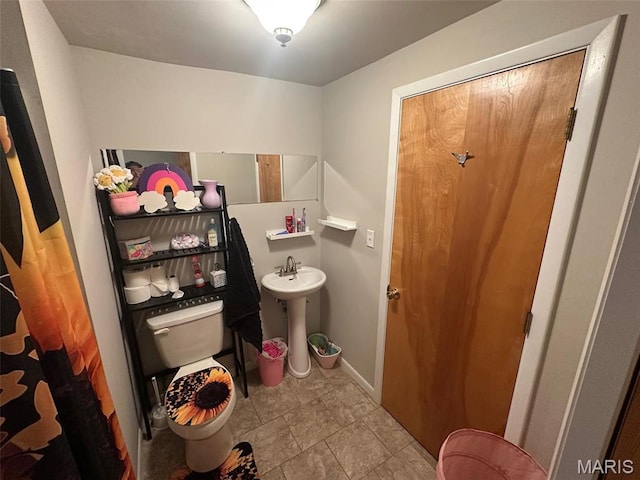 1621 Shurtleff Ct, Alton, IL 62002 - full bath featuring toilet, tile patterned flooring, a sink, and baseboards