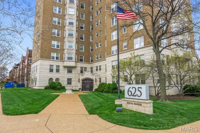 view of apartment building / complex