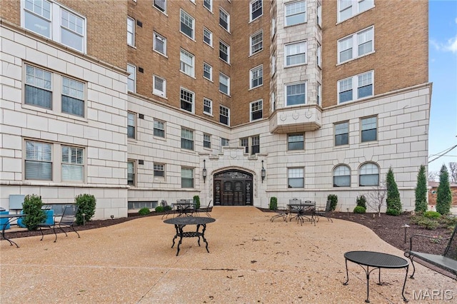 view of apartment building / complex