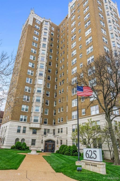 view of apartment building / complex