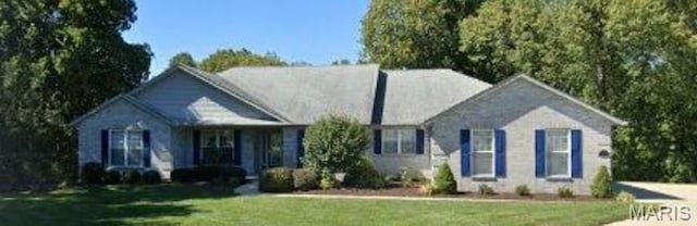 view of front facade featuring a front yard