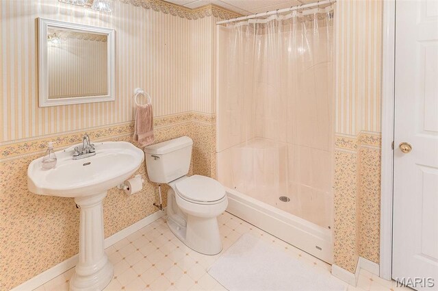 3708 Rhetts Lndg, Shiloh, IL 62221 - bathroom featuring wallpapered walls, a shower with curtain, and toilet