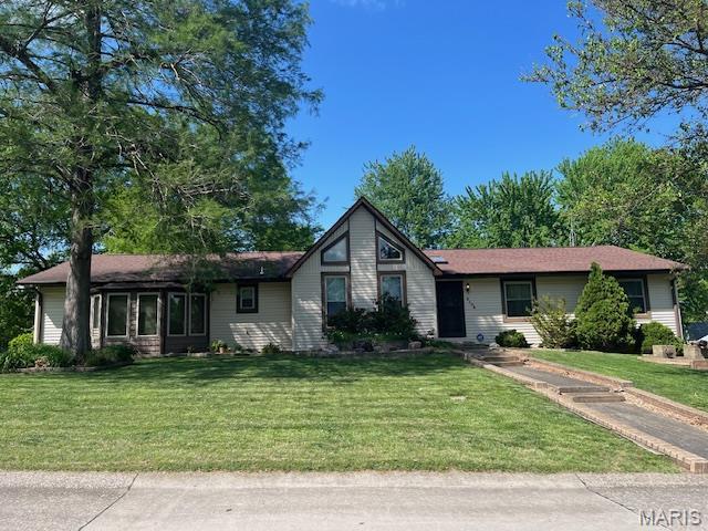 3106 Mimosa St, Cape Girardeau, MO 63701 - view of front facade with a front yard