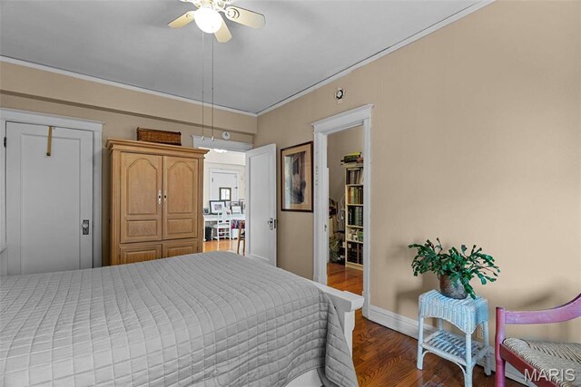 4501 Maryland Ave Unit 603, Saint Louis, MO 63108 - bedroom with wood finished floors, ornamental molding, baseboards, and ceiling fan