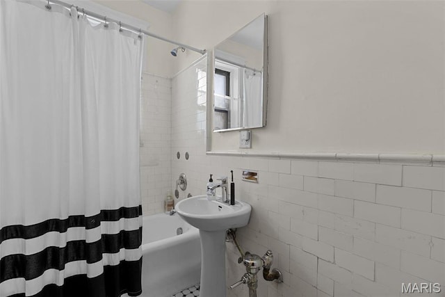 4501 Maryland Ave Unit 603, Saint Louis, MO 63108 - bathroom featuring shower / bathtub combination with curtain and tile walls