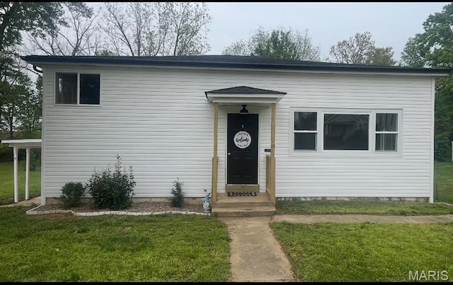 view of front of home featuring a front yard