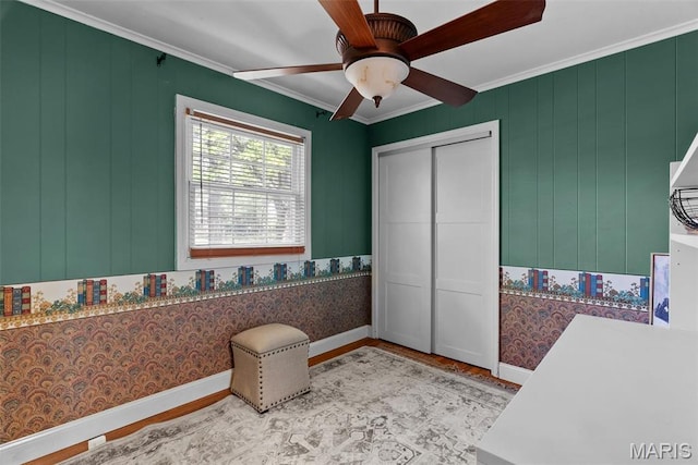 19 Sackston Woods Ln, Saint Louis, MO 63141 - bathroom featuring a ceiling fan, crown molding, wood finished floors, baseboards, and wallpapered walls
