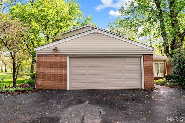 19 Sackston Woods Ln, Saint Louis, MO 63141 - garage with driveway